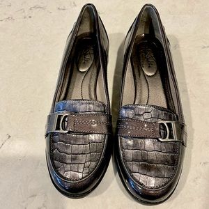 Lifestride Kiss Women’s Grey Crocodile Patent Leather Loafer SoftSystem(R). 8M